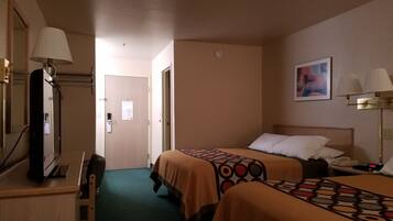 Escritorio, tabla de planchar con plancha, wifi gratis y ropa de cama