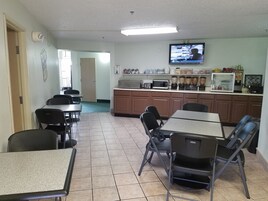 Tägliches inbegriffenes kontinentales Frühstück