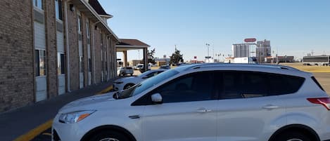 مواقف سيارات مجانية