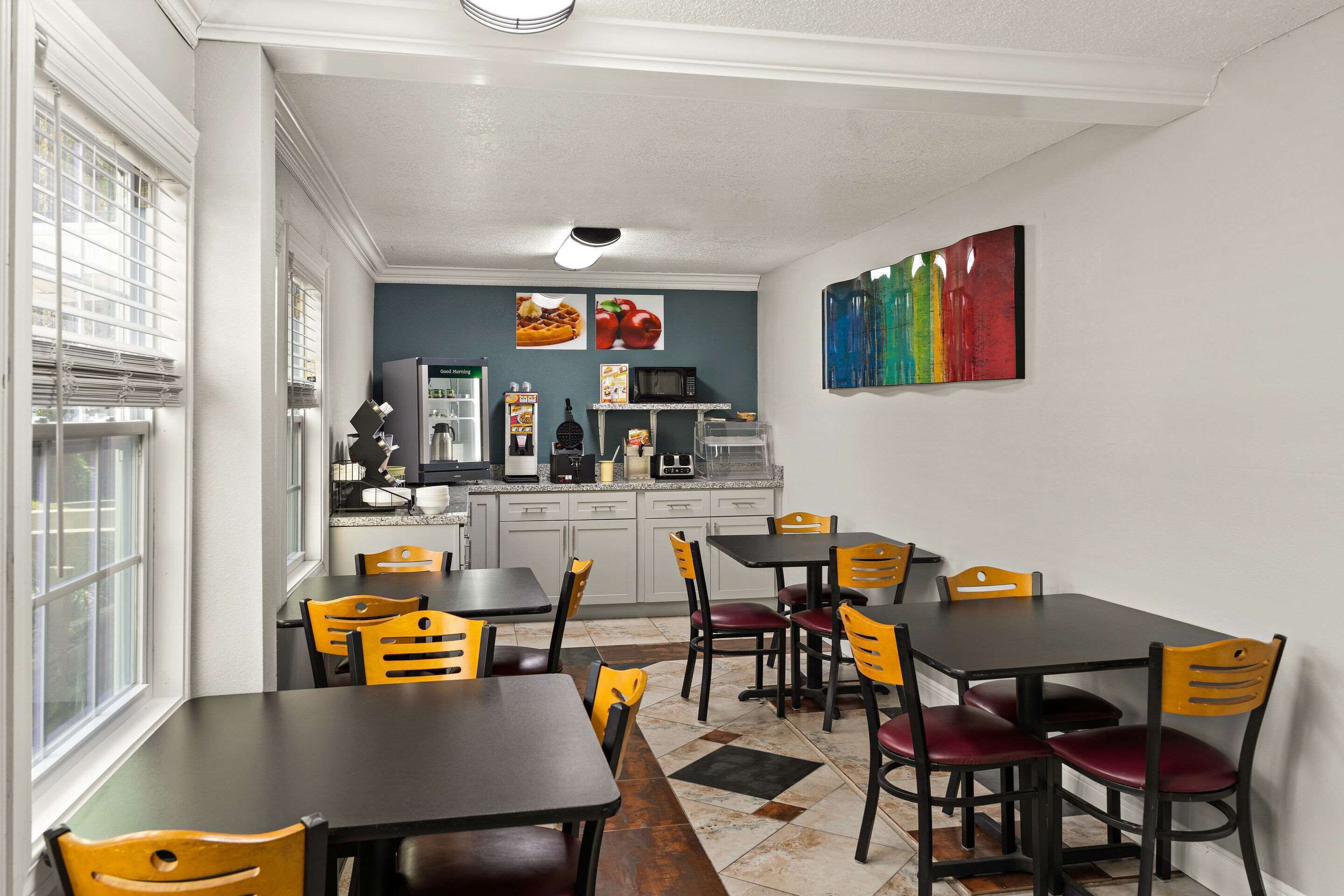 Free daily continental breakfast 