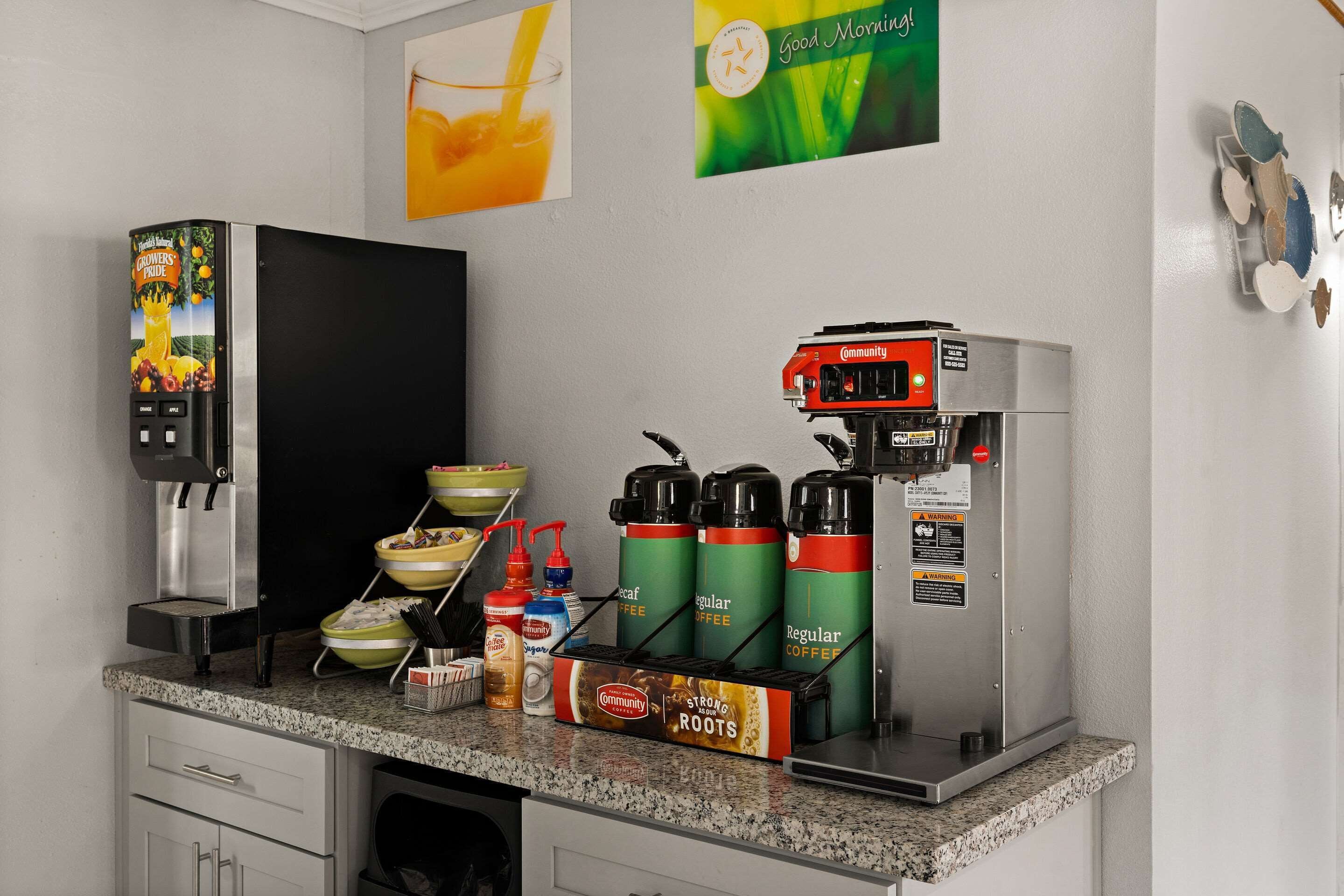 Un espace dédié au café, comprenant une machine à café, un distributeur de café et divers récipients pour le café.
