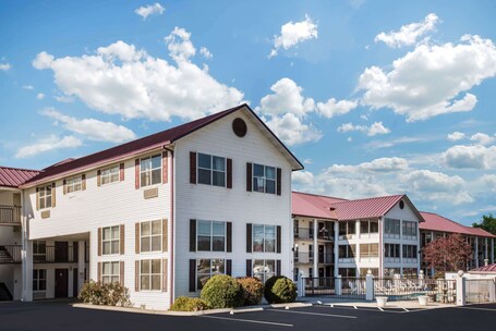 Super 8 by Wyndham Sevierville Riverside - Image 14