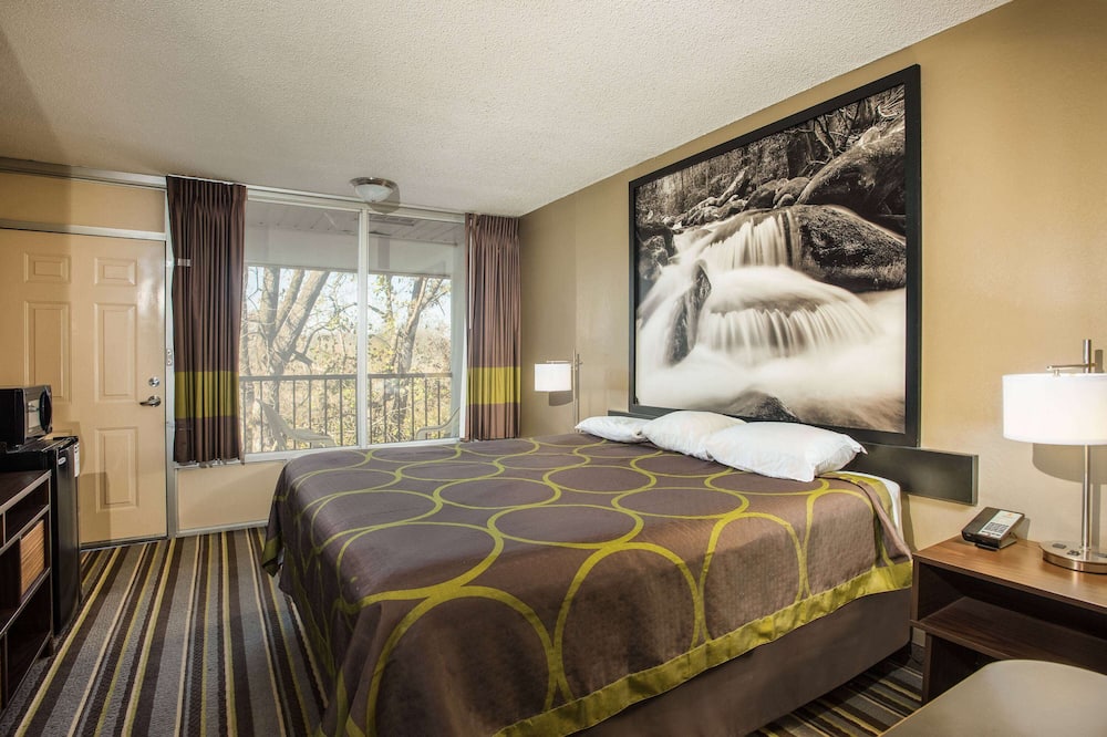 Super 8 by Wyndham Sevierville Riverside
