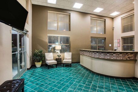 Super 8 by Wyndham Sevierville Riverside - Image 4