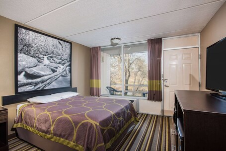Super 8 by Wyndham Sevierville Riverside - Image 12