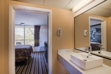 Super 8 by Wyndham Sevierville Riverside - Image 3