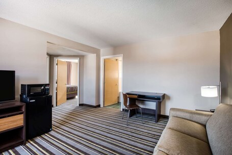 Super 8 by Wyndham Sevierville Riverside - Image 17