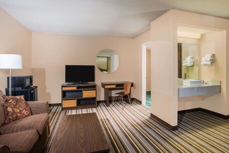 Super 8 by Wyndham Sevierville Riverside - Image 16