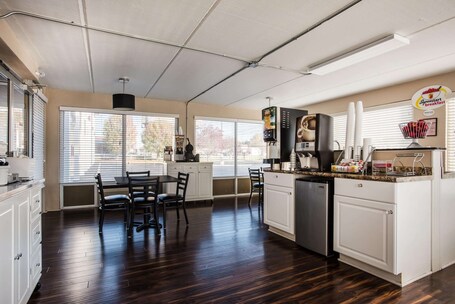 Super 8 by Wyndham Sevierville Riverside - Image 18