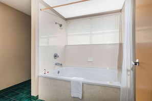 Ensemble douche/baignoire, sèche-cheveux, serviettes fournies