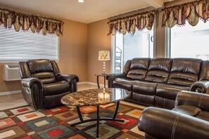 Lobby - Quality Inn & Suites West Bend (West Bend)