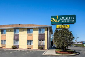 A hotel named Quality Inn & Suites with an indoor pool and spa. - Quality Inn & Suites West Bend (West Bend)