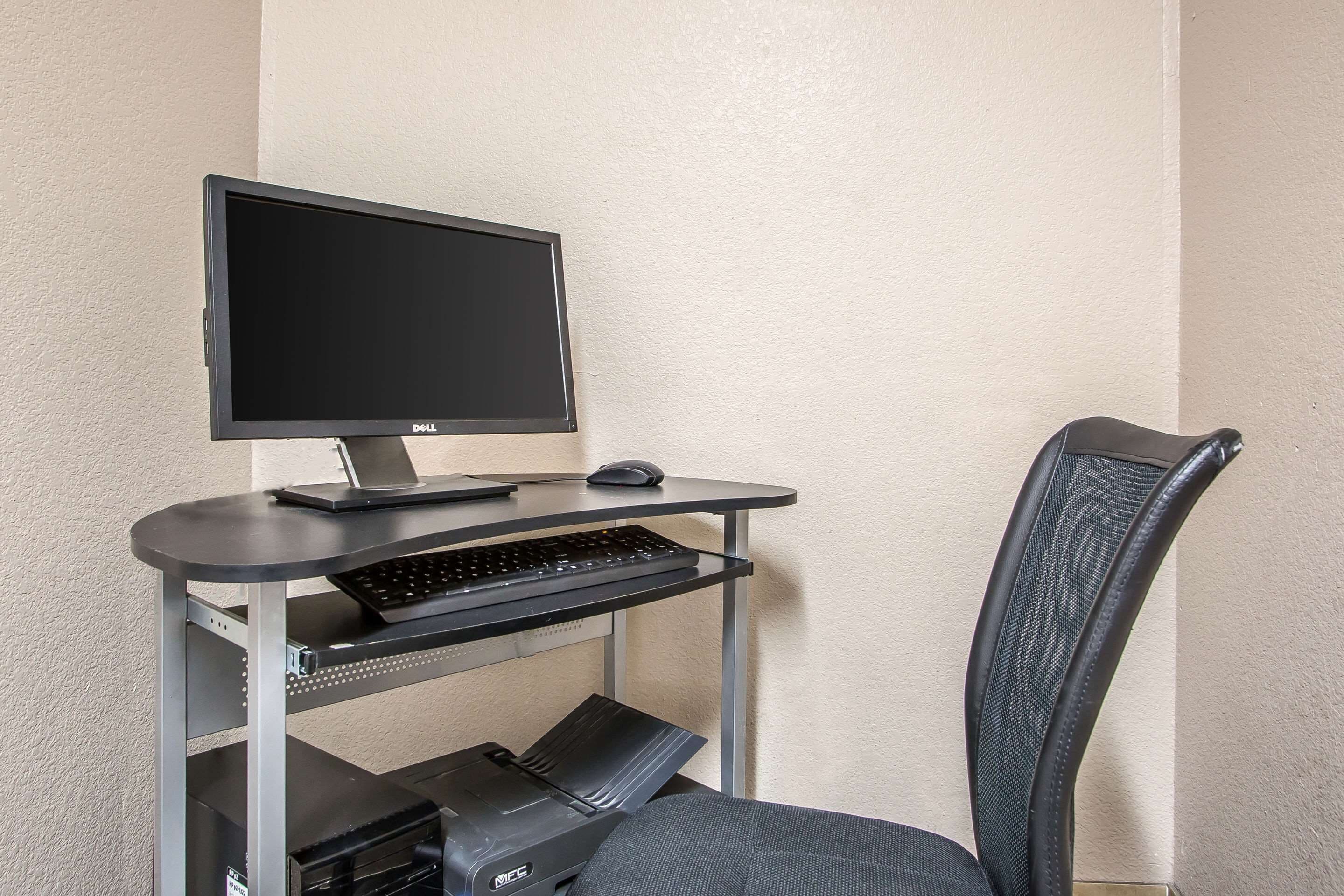 Un bureau d’ordinateur équipé d’un écran, d’un clavier et d’une souris.