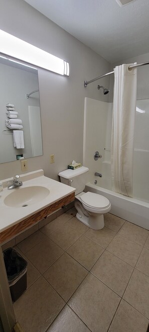 Combined shower/tub, towels