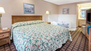 Room, 1 King Bed, Non Smoking, Jetted Tub | Alarm clocks, bed sheets - Knights Inn Canton (Canton)