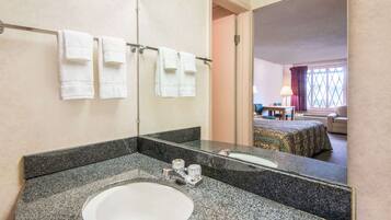 Vòi sen/bồn tắm kết hợp, đồ dùng nhà tắm miễn phí, khăn tắm