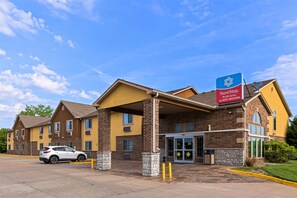 Exterior - SureStay Plus Hotel by Best Western Kearney Liberty North (Kearney)