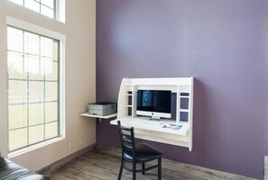 Business centre - SureStay Plus Hotel by Best Western Kearney Liberty North (Kearney)