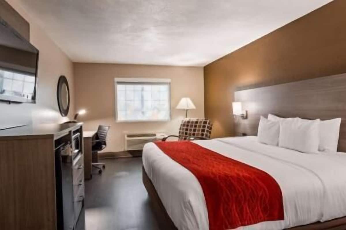 Laptop workspace, iron/ironing board, WiFi, bed sheets