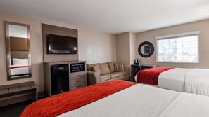 Habitación estándar, 2 camas de matrimonio, no fumadores, frigorífico y microondas (with Sofabed) | Espacio para trabajar con un portátil y tabla de planchar con plancha