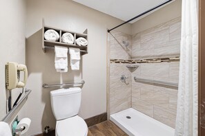 Habitación estándar, 1 cama de matrimonio grande, no fumadores (Walk-in Shower) | Baño | Artículos de higiene personal gratuitos, secador de pelo y toallas