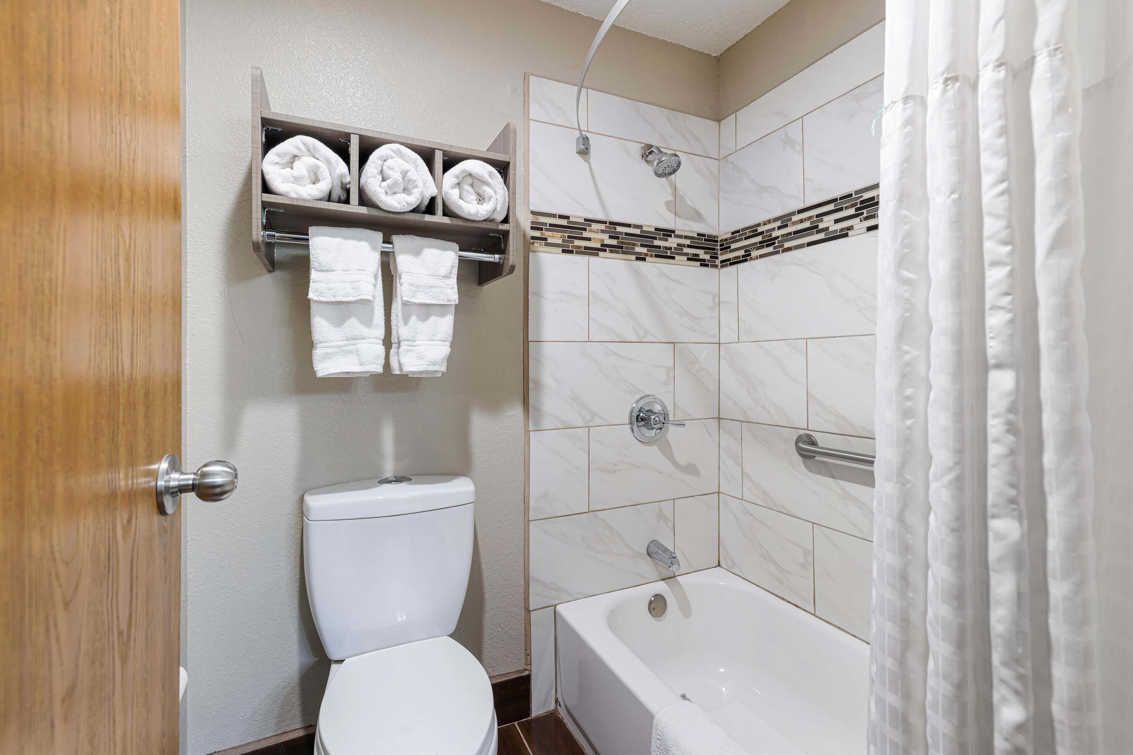 standard room, 1 king bed, non smoking, refrigerator & microwave | bathroom | free toiletries, hair dryer, towels, soap