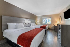 Habitación estándar, 2 camas de matrimonio, no fumadores, frigorífico y microondas | Espacio para trabajar con un portátil y tabla de planchar con plancha