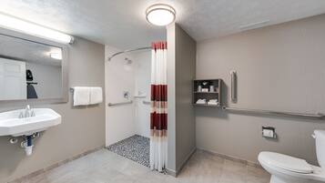 Standardrum - 1 kingsize-säng - tillgänglighetsanpassat (Roll-In Shower/Smoke Free) | Badrum | Gratis toalettartiklar, hårtork, handdukar och tvål