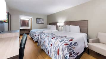 Une chambre d’hôtel avec un grand lit, un bureau et une chaise.