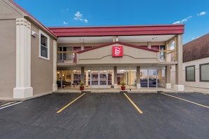 A Red Roof Inn with a two-story structure, a red roof, and a parking lot with marked spaces. - Red Roof Inn Dayton - Moraine/U of Dayton (Moraine)