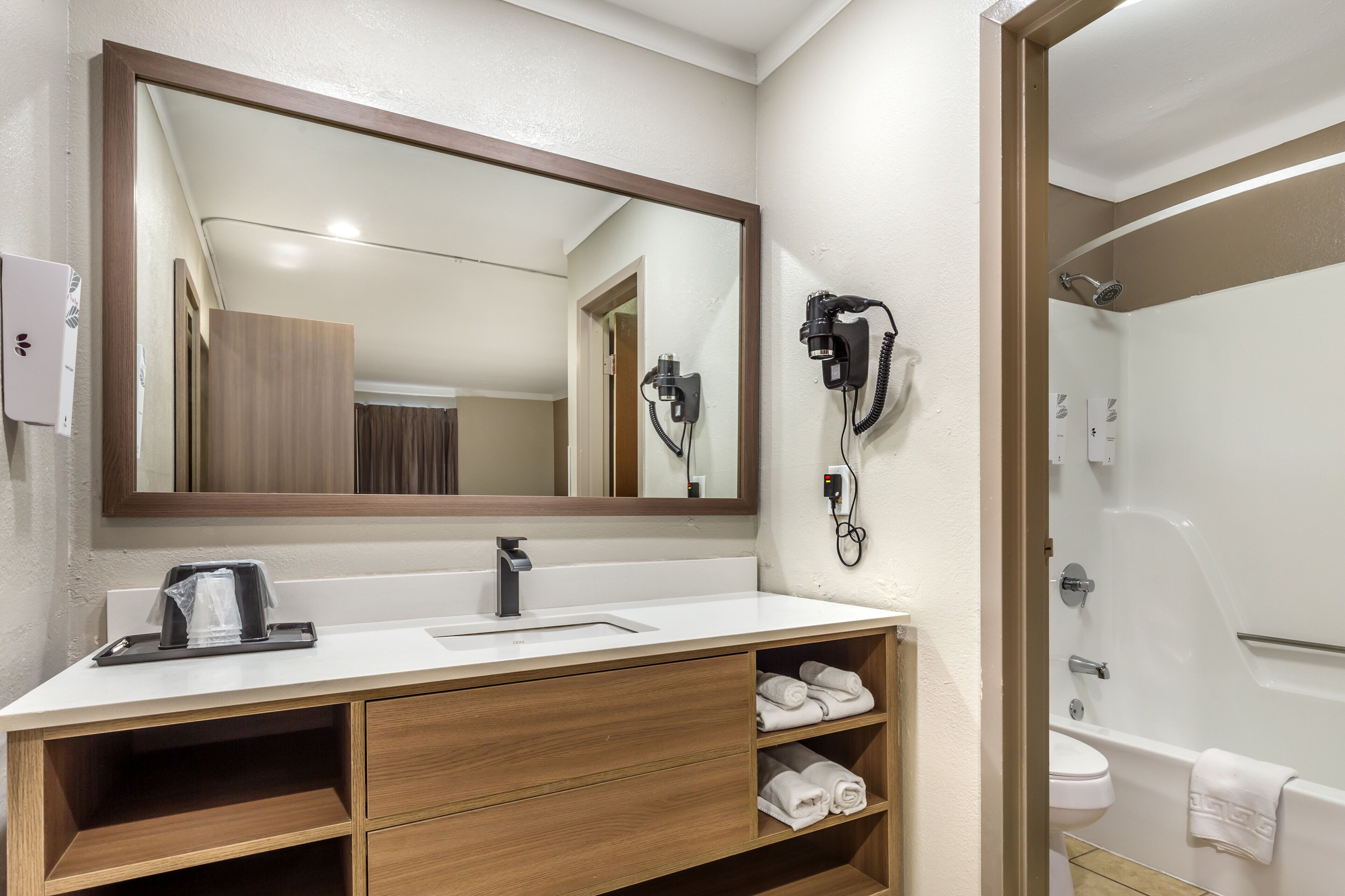 Combined shower/tub, free toiletries, hair dryer, towels