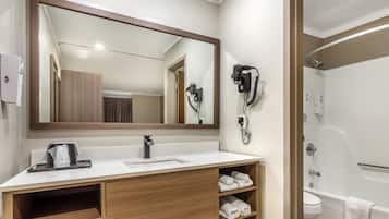 Combined shower/tub, free toiletries, hair dryer, towels