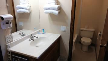 Standaard kamer, 1 kingsize bed, niet-roken | Badkamervoorzieningen | Een bad/douchecombinatie, gratis toiletartikelen, een haardroger