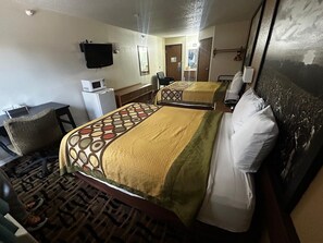 Kamer, 2 queensize bedden, niet-roken | 1 slaapkamer, een bureau, een strijkplank/strijkijzer, babybedden