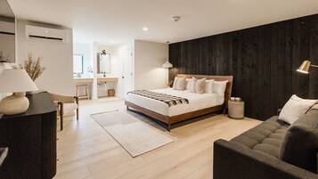Riverstone Single King w/Sleeper Sofa | 1 habitación, ropa de cama de alta calidad y camas con efecto memoria