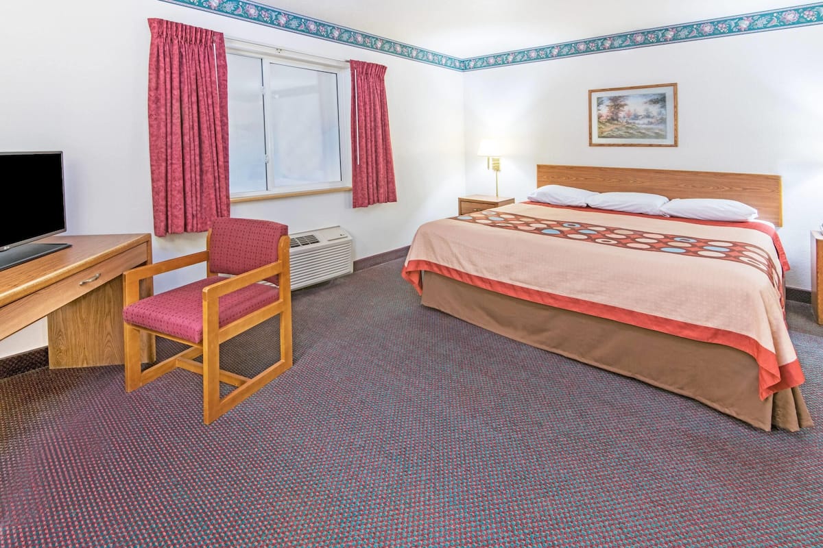 Suite, 1 King Bed, Non Smoking | 2 bedrooms, desk, blackout drapes, iron/ironing board