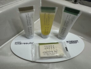 Suihkun ja ammeen yhdistelmä, hiustenkuivaaja, pyyhkeet