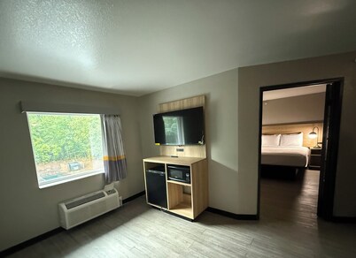 Super 8 by Wyndham Richfield/Cleveland