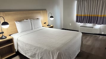 2 camere, una scrivania, tende oscuranti, ferro/asse da stiro