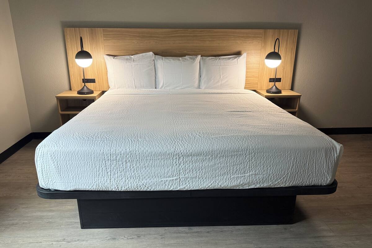 Suíte, 1 cama King, para não fumantes | Escrivaninha, cortinas blackout, ferros/tábuas de passar roupa