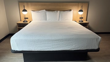 Suite, 1 Katil Raja (King), Non Smoking | 2 bilik tidur, meja, langsir/tirai gelap terus, seterika/papan seterika