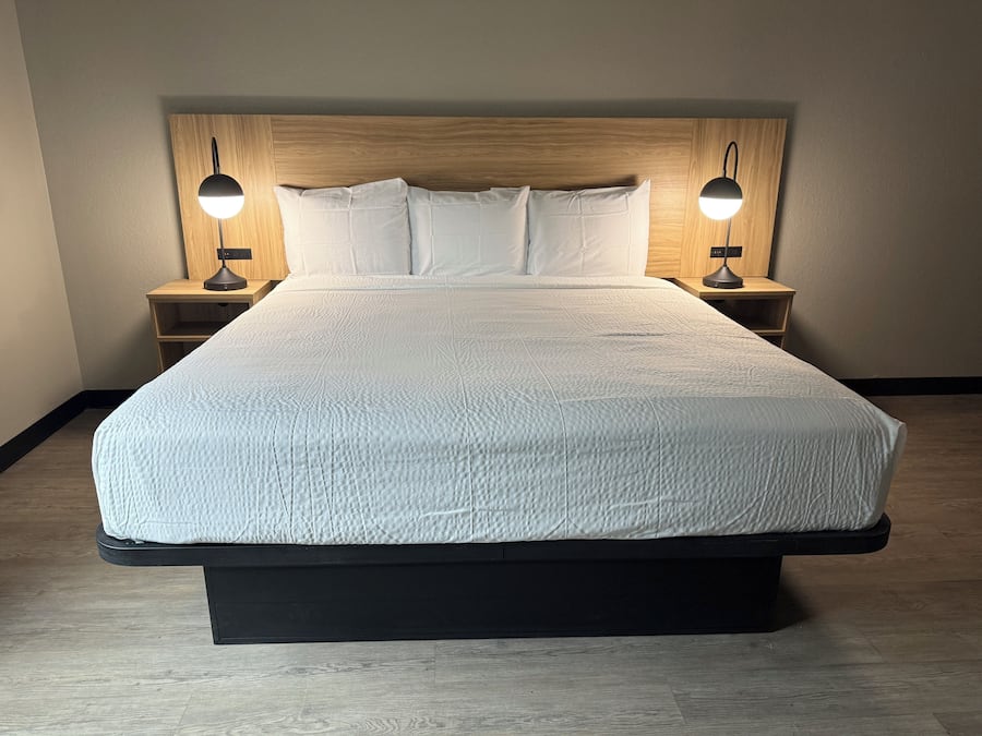 Suite, 1 kingsize-seng, ikke-røyk | 2 soverom, skrivebord, blendingsgardiner og strykejern/-brett