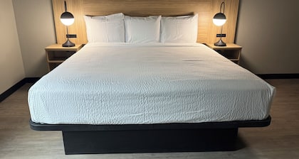 Super 8 by Wyndham Richfield/Cleveland