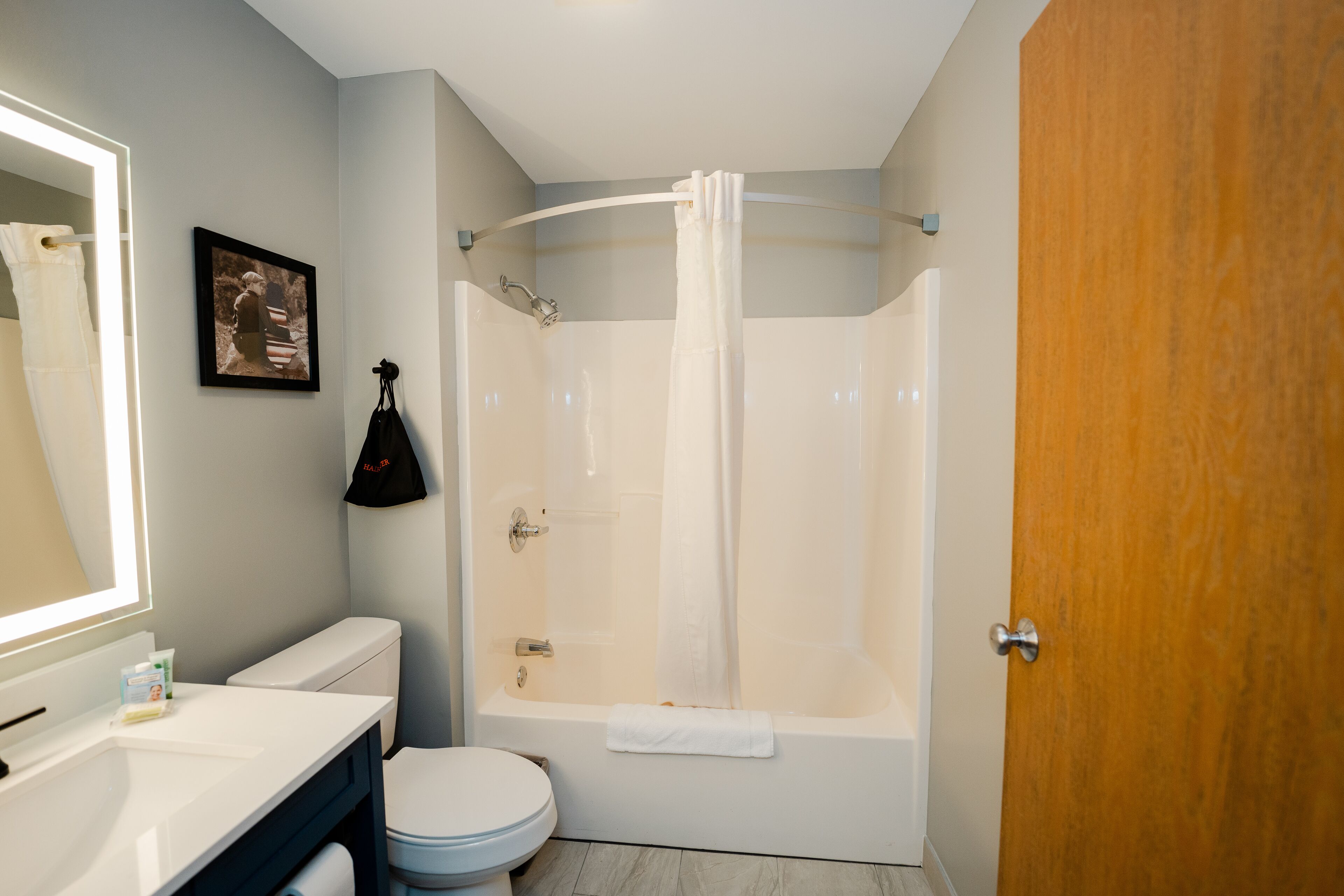 Un baño con bañera, inodoro y lavabo.