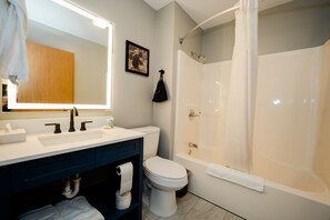 Standard Room, 2 Queen Beds | Bathroom