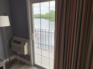 Desk, blackout drapes, iron/ironing board, free WiFi - Super 8 by Wyndham Sturbridge (Sturbridge)