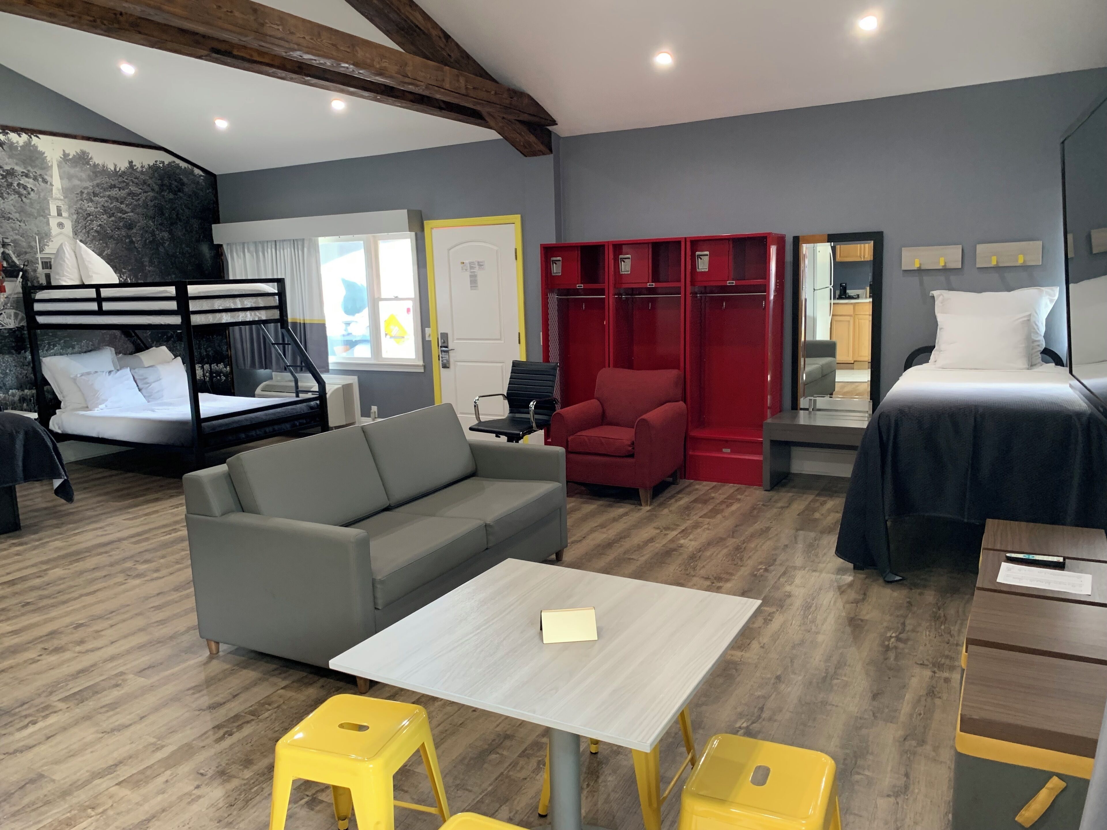 Suite, Multiple Beds, Non Smoking | Living area