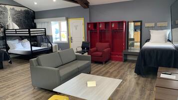 Suite, Multiple Beds, Non Smoking | Living area