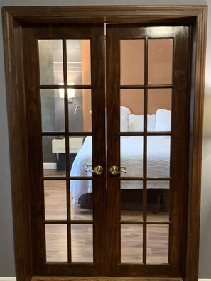 Deluxe Studio Suite, 1 King Bed, Non Smoking, Lake View | Desk, blackout drapes, iron/ironing board, free cribs/infant beds