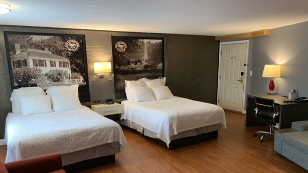 Studiosuite, 2 queensize-senger, ikke-røyk | Skrivebord, blendingsgardiner, strykejern/-brett og sengetøy